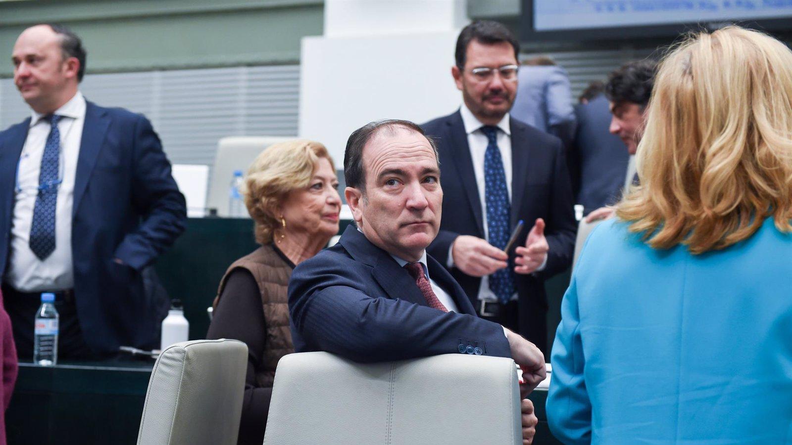 Almeida exige a Maroto que ponga fin a los insultos tras llamar un edil socialista 'mafioso' a Carabante
