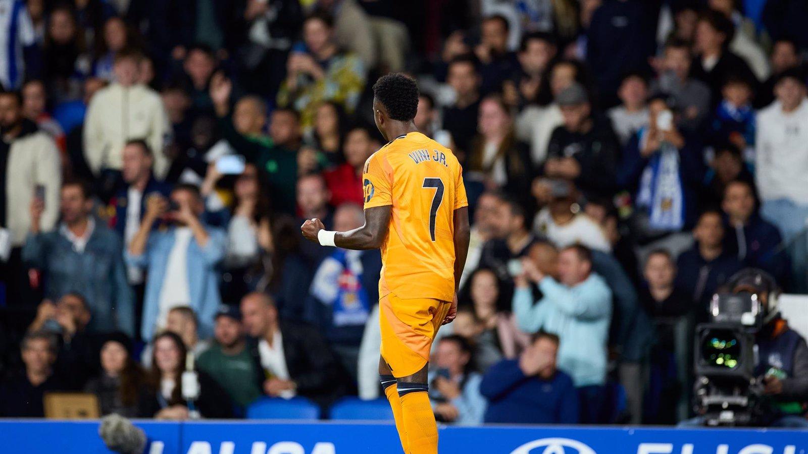 Multa de 4.000 euros a dos seguidores de la Real Sociedad por gestos racistas hacia Vinícius