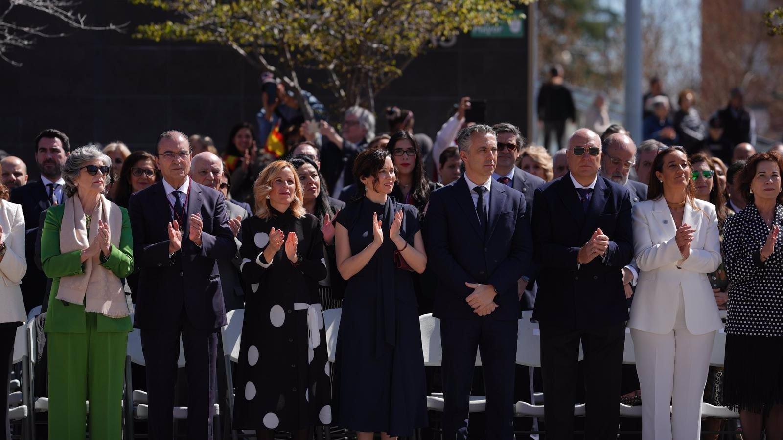 Ayuso destaca el honor de participar en la jura de bandera en Alcobendas