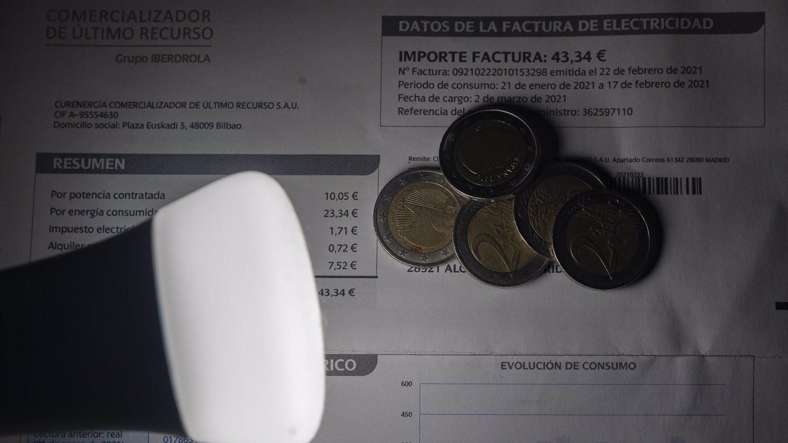 La luz registra en marzo un precio medio de 53 euros/MWh, casi el triple que hace un año