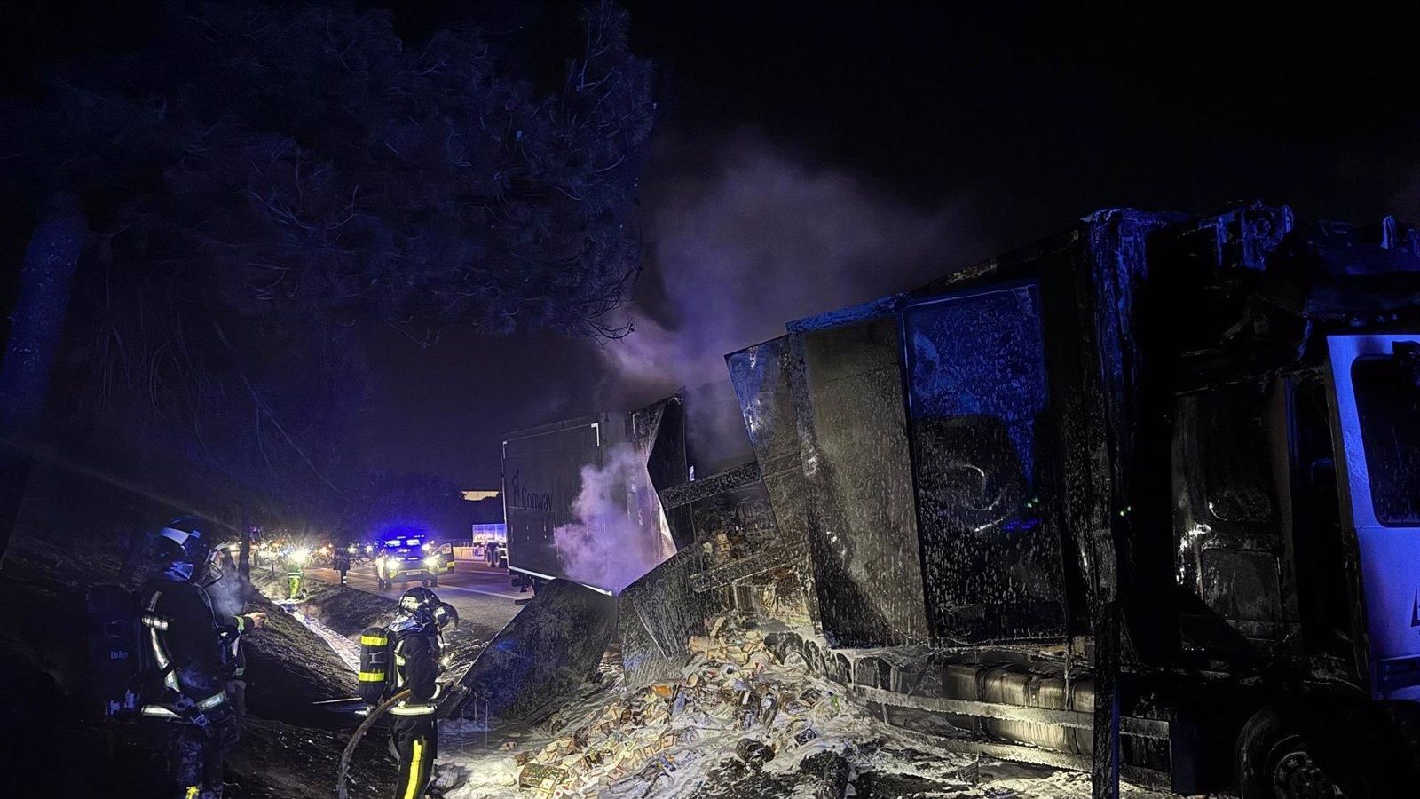 Un camión incendiado en Aranjuez provoca el cierre de un carril en la A-4