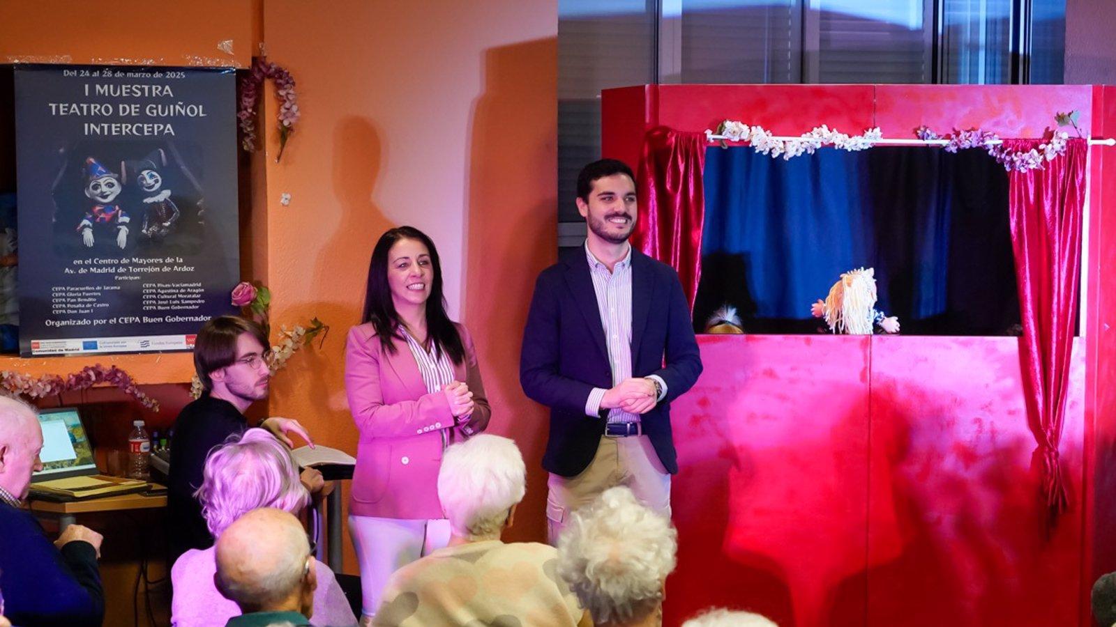 Finaliza la primera exhibición de guiñol en centros de educación para adultos en Torrejón