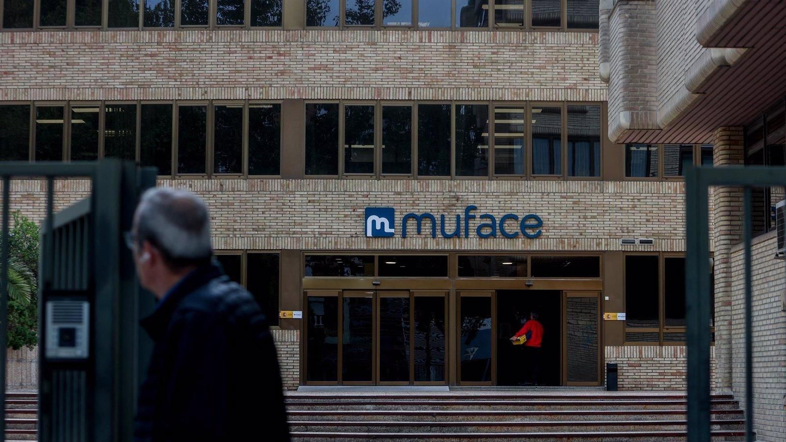 Adeslas y Asisa gestionarán la cobertura sanitaria de Muface hasta 2027