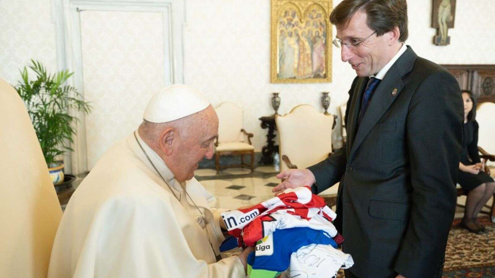 Almeida lamenta la muerte del Papa Francisco y ensalza su ejemplo de humildad y cercanía