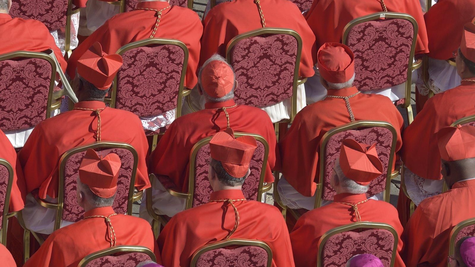 El cardenal Becciu renuncia a participar en el Cónclave por "el bien de la Iglesia"