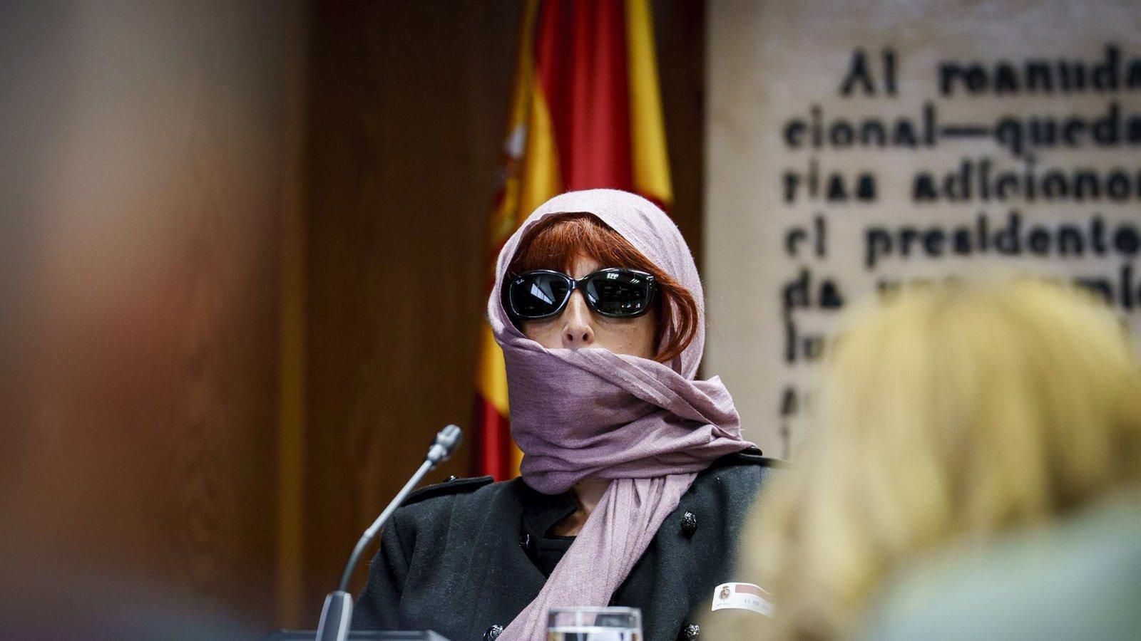 La expareja de Koldo, con gafas y pañuelo, comparece sin declarar ante la comisión de investigación del Senado