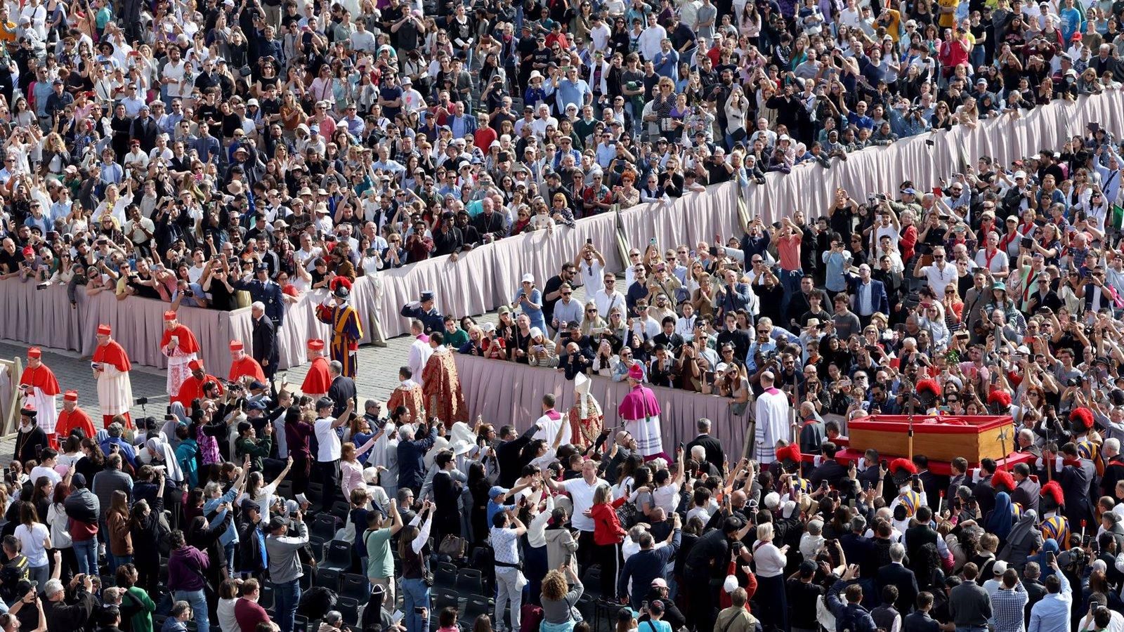 Francisco ya se encuentra en la Basílica de San Pedro para ser velado