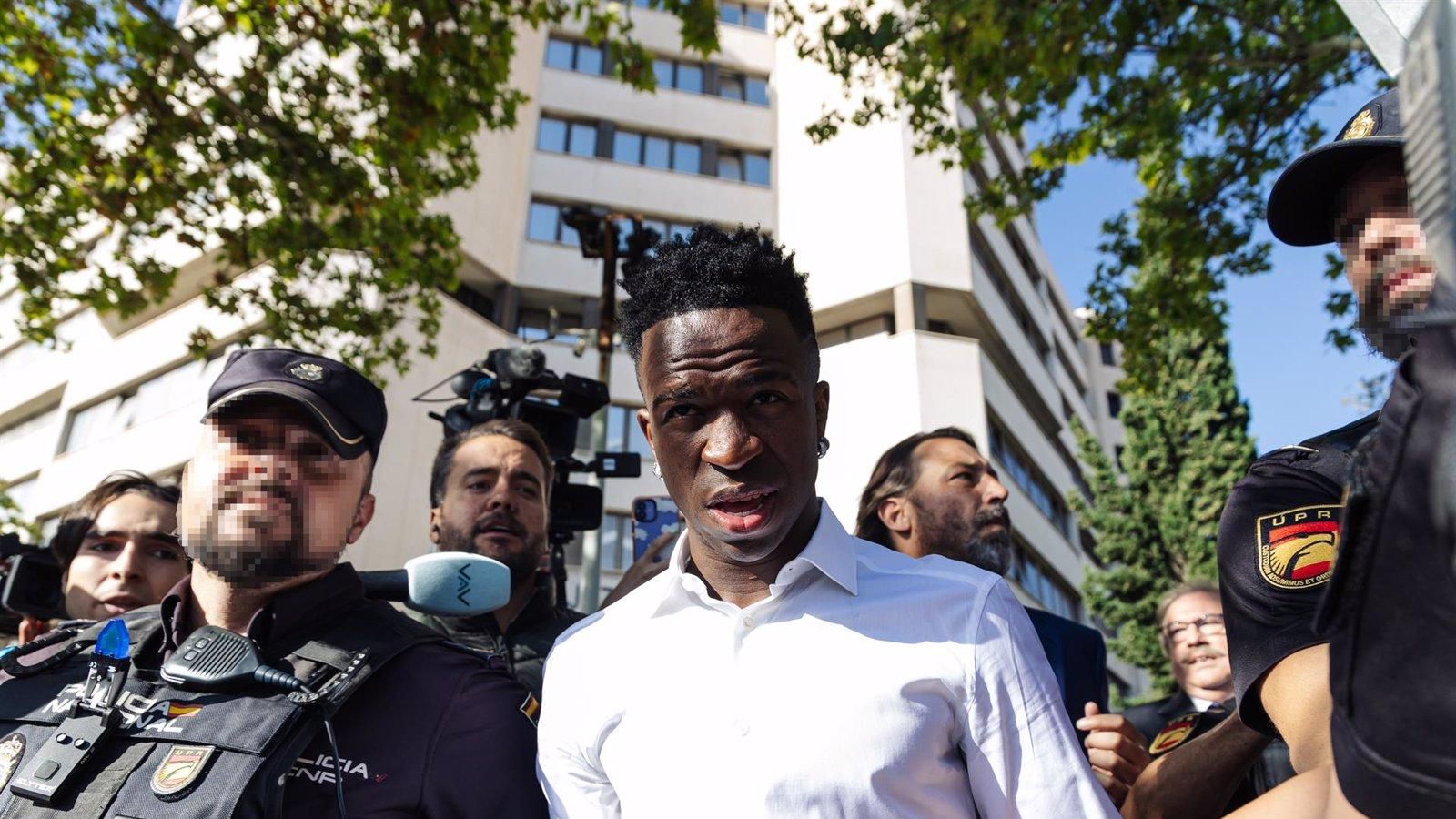 La afición del FC Barcelona no será juzgada por insultos a Vinícius tras archivarse la causa