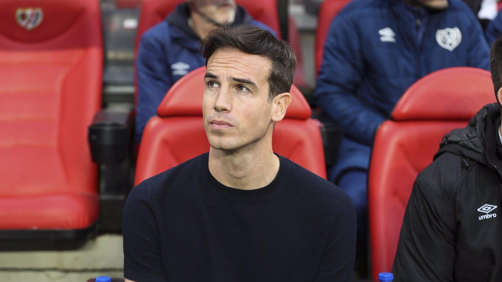 El Rayo Vallecano asegura la continuidad en el banquillo con la renovación de Íñigo Pérez