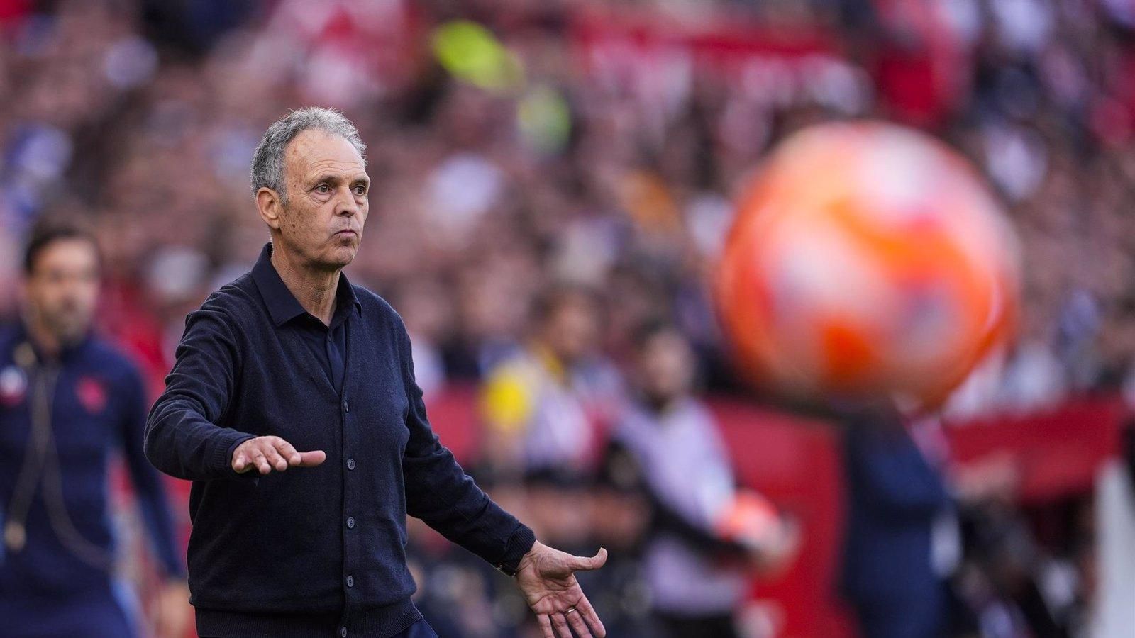 Caparrós debuta con una derrota en el Alavés y el Villarreal empata con la Real Sociedad