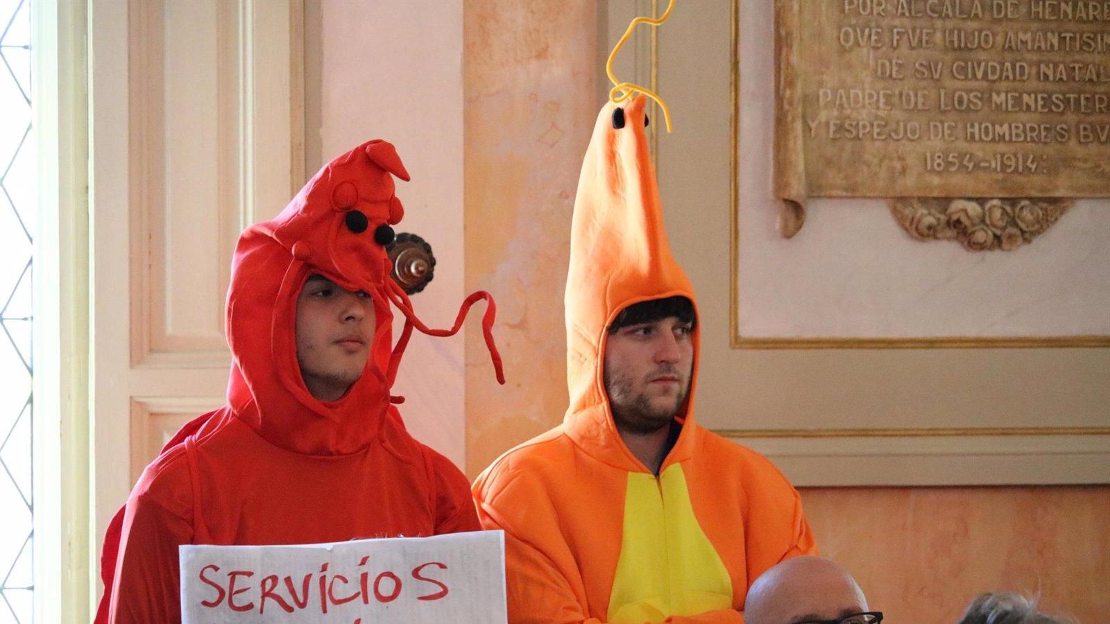 Activistas disfrazados de marisco irrumpen el Pleno de Alcalá contra el coste de los liberados sindicales