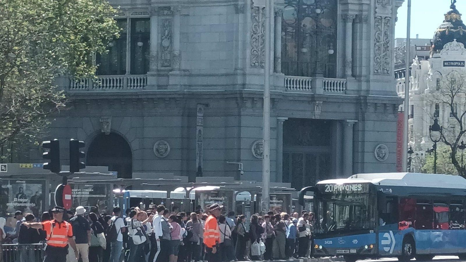 Grandes aglomeraciones en las marquesinas de los autobuses de la EMT