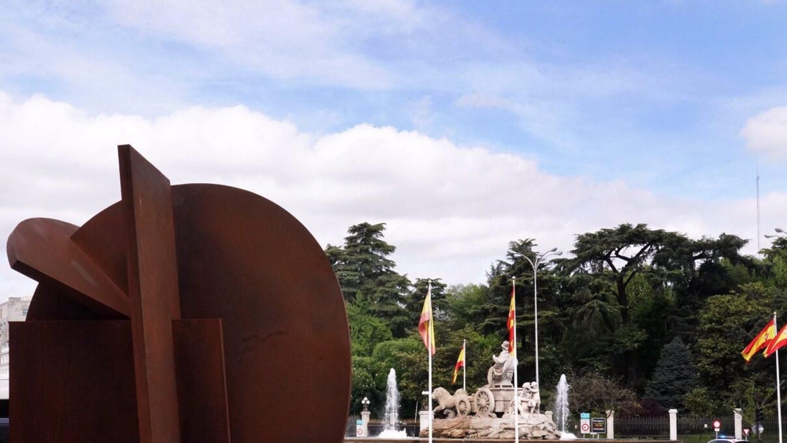 La escultura 'Hermes' acerca el arte de Rafael Canogar a los madrileños desde Cibeles