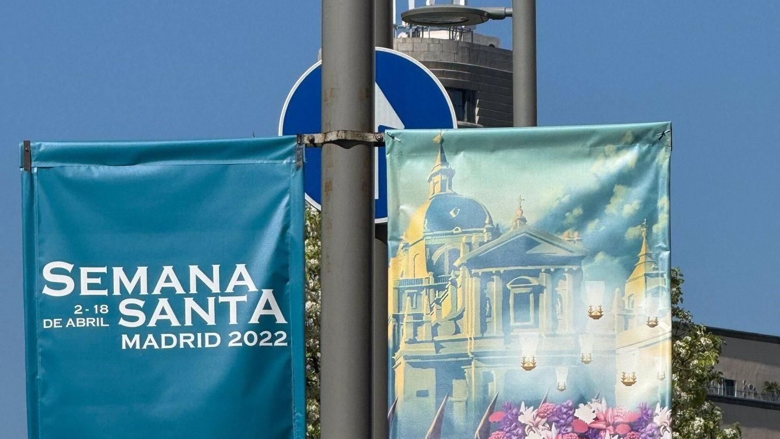 El Ayuntamiento retira en pocas horas banderolas antiguas de Semana Santa colocadas por error