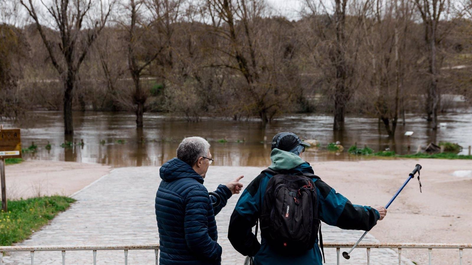 El Ayuntamiento trabaja en la limpieza del Manzanares tras las lluvias para evitar obstrucciones