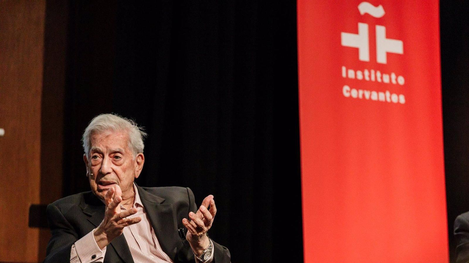 El Instituto Cervantes recordará a Vargas Llosa con un diccionario y un homenaje en Arequipa