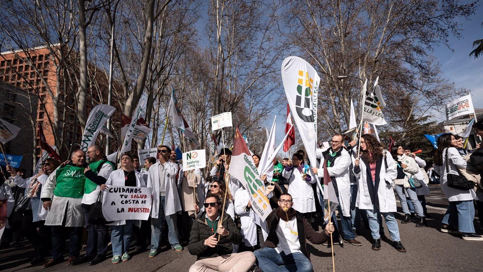Los médicos de España se movilizan en Madrid por un estatuto profesional propio