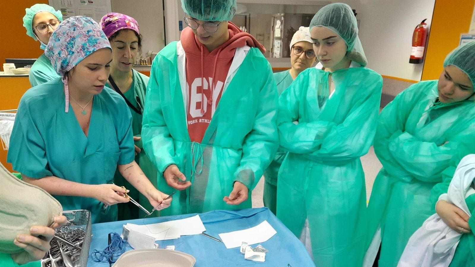 Los hospitales públicos madrileños abren sus puertas a los estudiantes de Secundaria