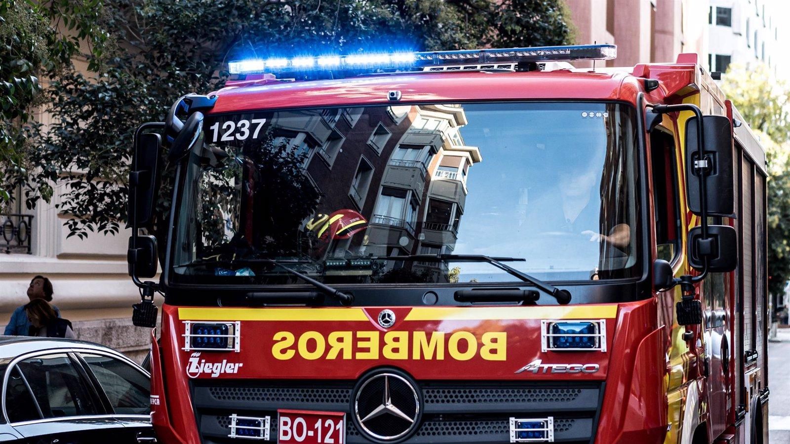 Un incendio en Puente de Vallecas afecta a varios coches estacionados