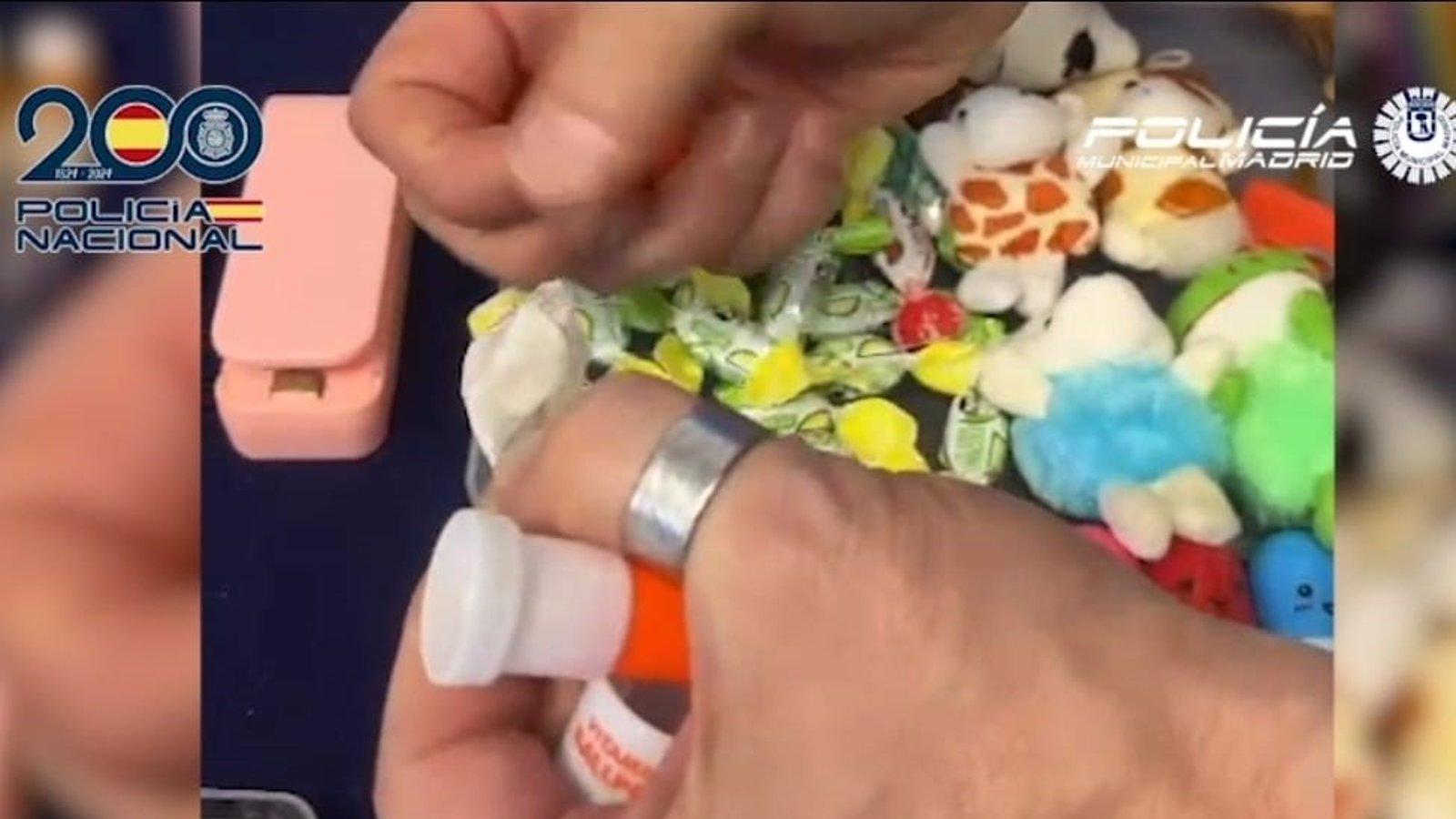 Desmantelan un 'narcopiso' en el distrito Centro de Madrid con drogas ocultas en juguetes y enchufes