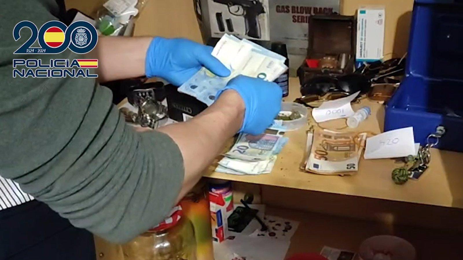 La Policía desarticula un punto de venta de drogas en Parla y detiene a dos personas