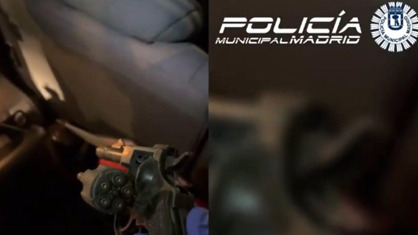 Descubren un revólver escondido en el maletero de un vehículo en Puente de Vallecas