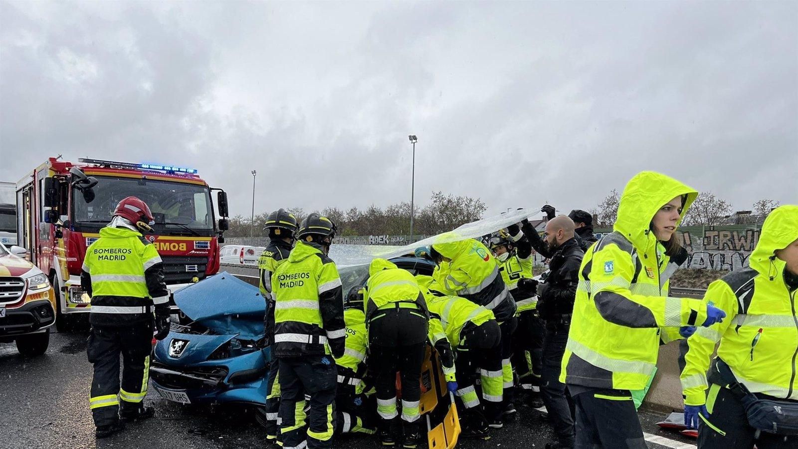 Una mujer herida en un accidente en la M-40 por la colisión entre un coche y un camión