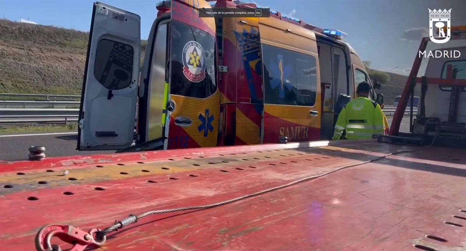 Un conductor de grúa atropellado por camión en la M-45 resulta gravemente herido