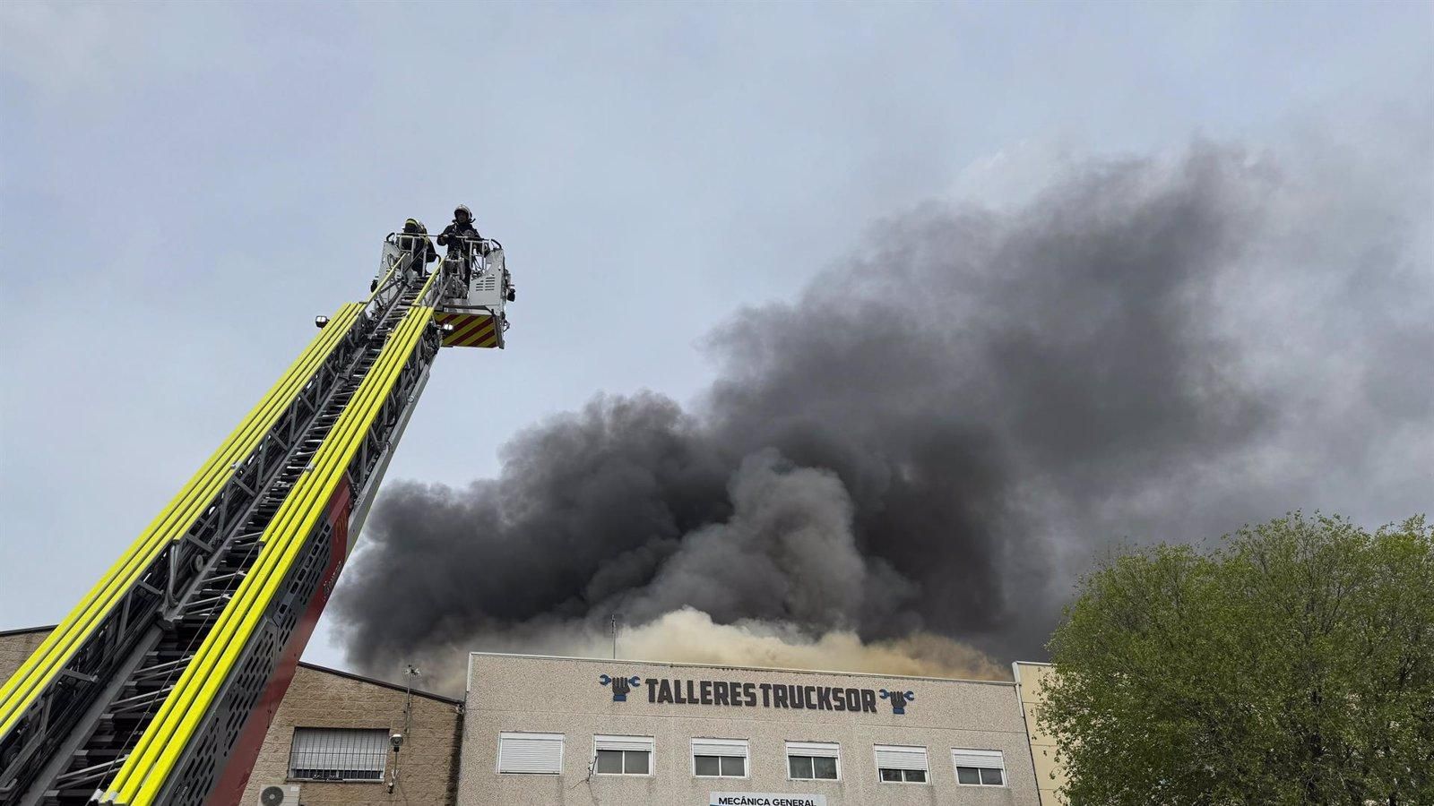 Incendio en un taller de camiones en Getafe provoca una intensa columna de humo