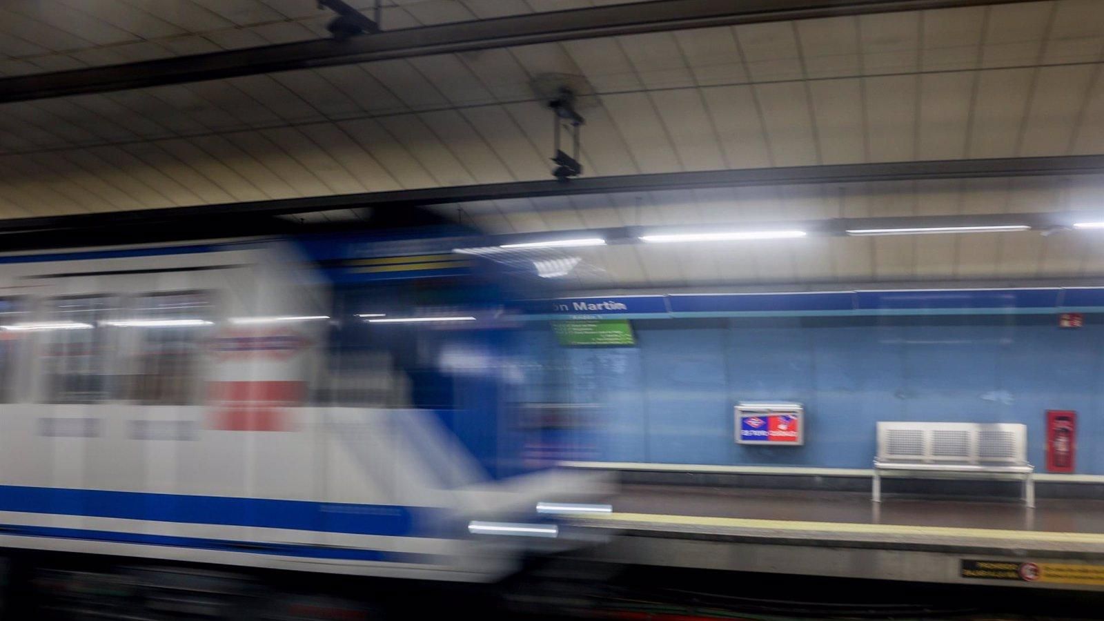 La Policía Nacional investiga a un joven por viajar colgado de un vagón del metro en Madrid
