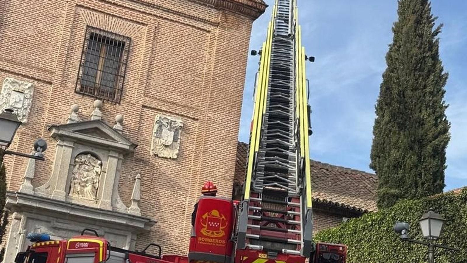 Retiran en Boadilla un nido de cigüeña que representaba un peligro para los transeúntes