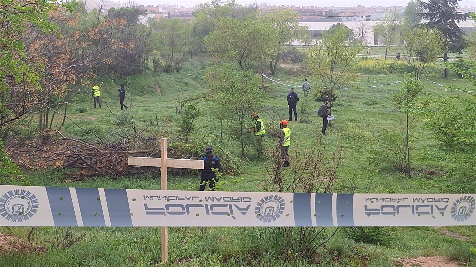 Vecinos de Montecarmelo colocan cruces por "la muerte de la protección infantil" ante el depósito de limpieza