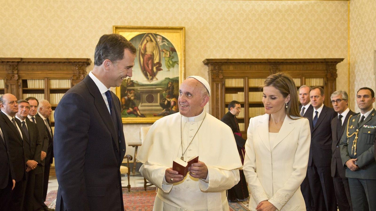 Felipe VI elogia al Papa Francisco por su legado de fraternidad y diálogo
