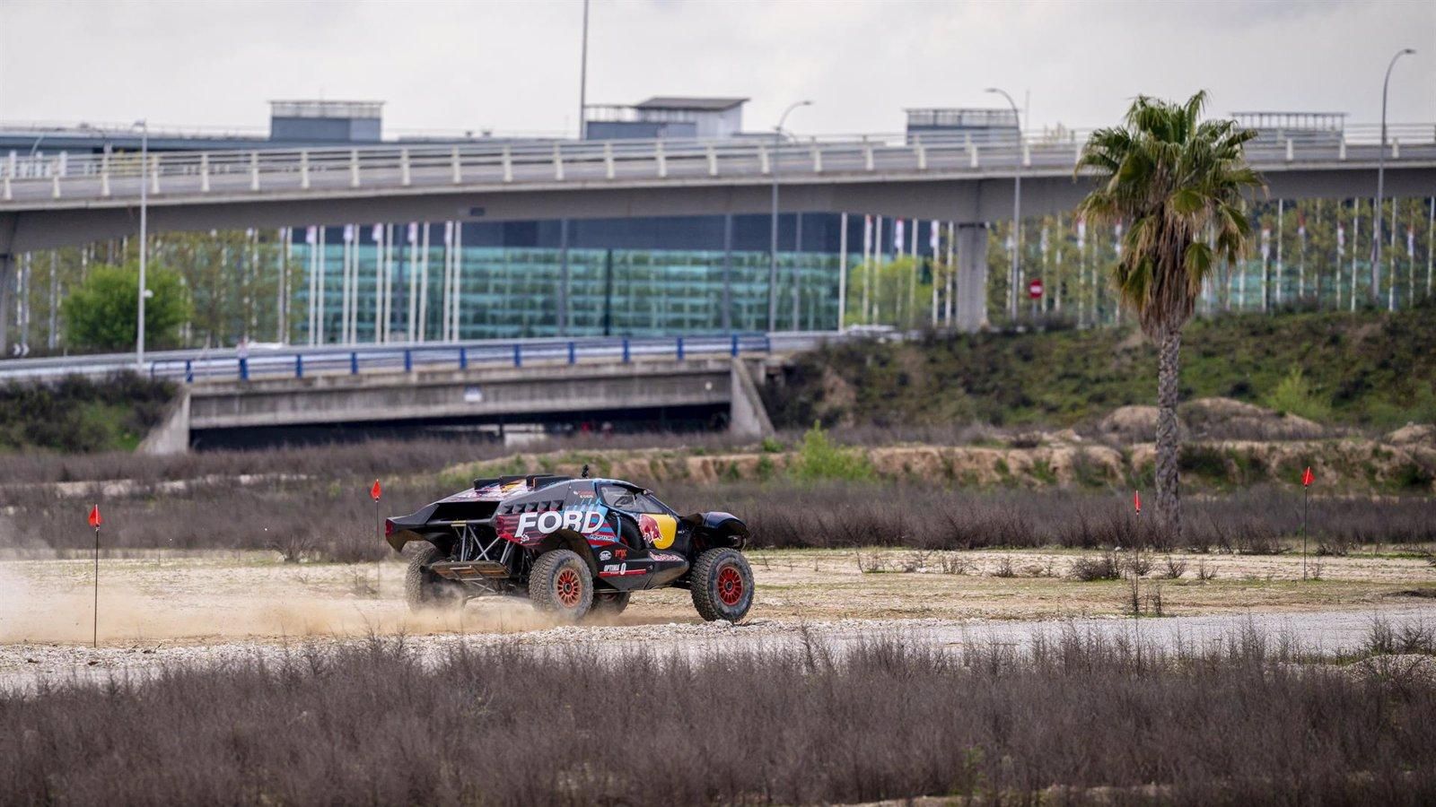 Carlos Sainz completa la primera vuelta oficial en Madring con el Ford Raptor T1+