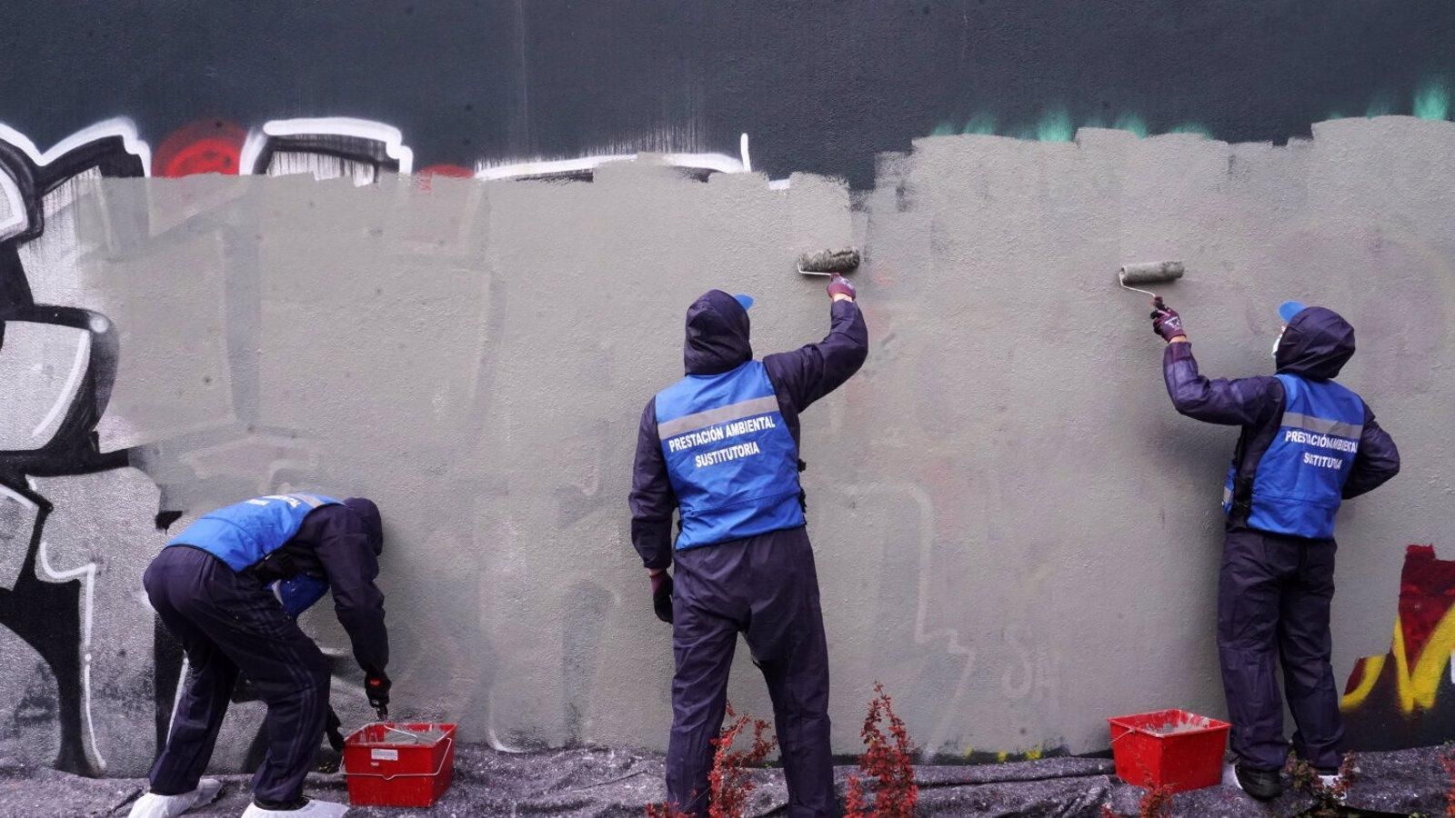 Almeida asegura que "no se rendirá" ante los actos vandálicos y anuncia una nueva ordenanza contra los grafiteros