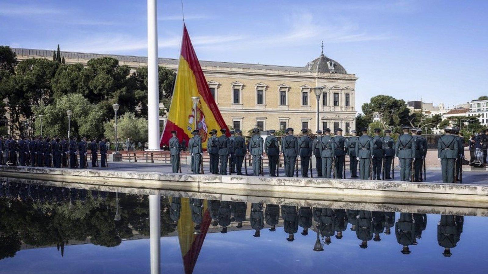 El Ayuntamiento de Madrid rinde homenaje a la bandera nacional