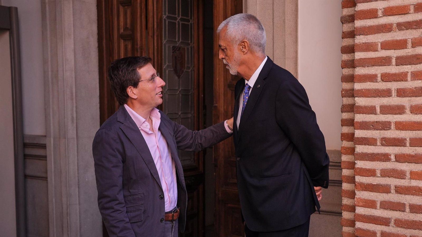 El Ayuntamiento de Madrid rinde homenaje al jefe de bomberos Rafael Ferrándiz tras 41 años de servicio