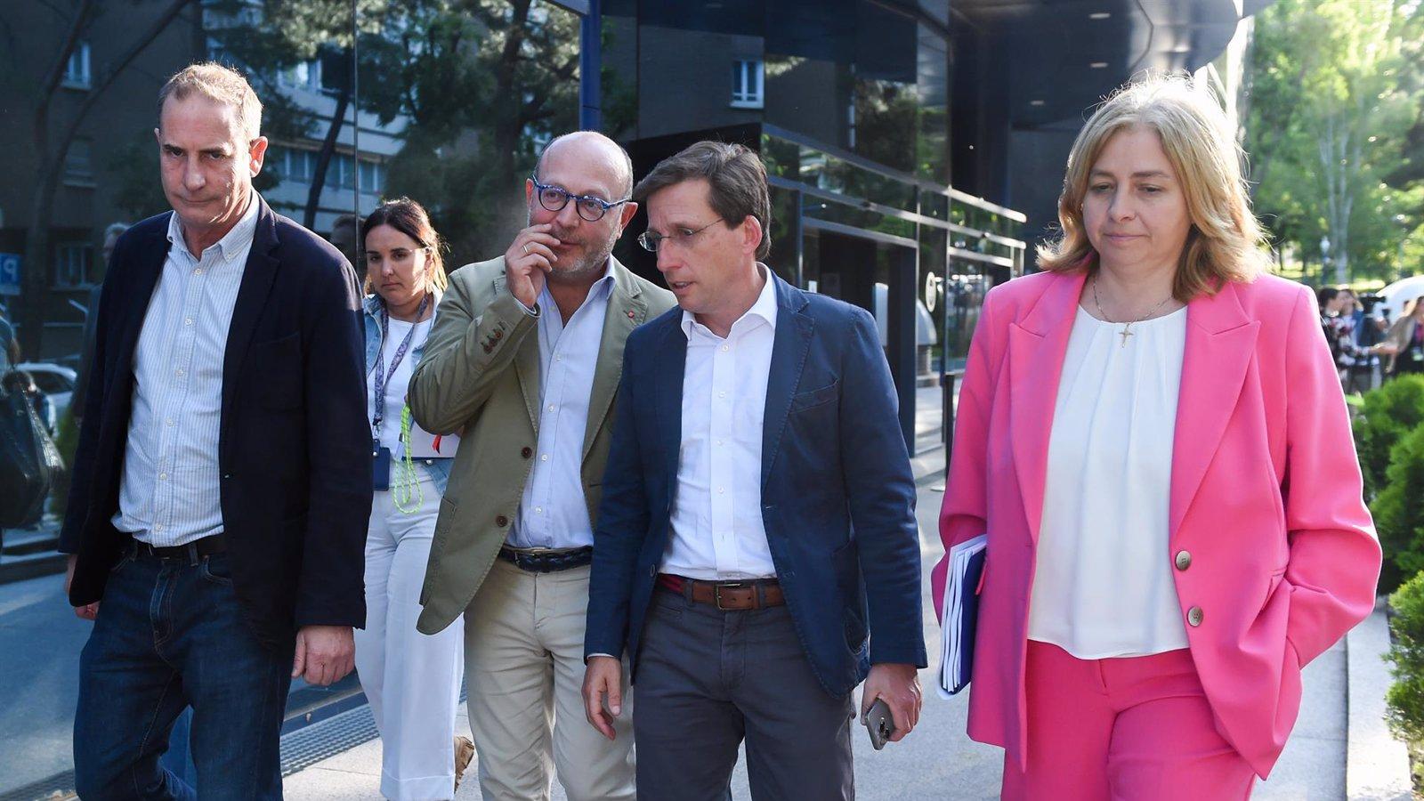Almeida respalda los controles de Aena y defiende la presencia del Samur Social en Barajas