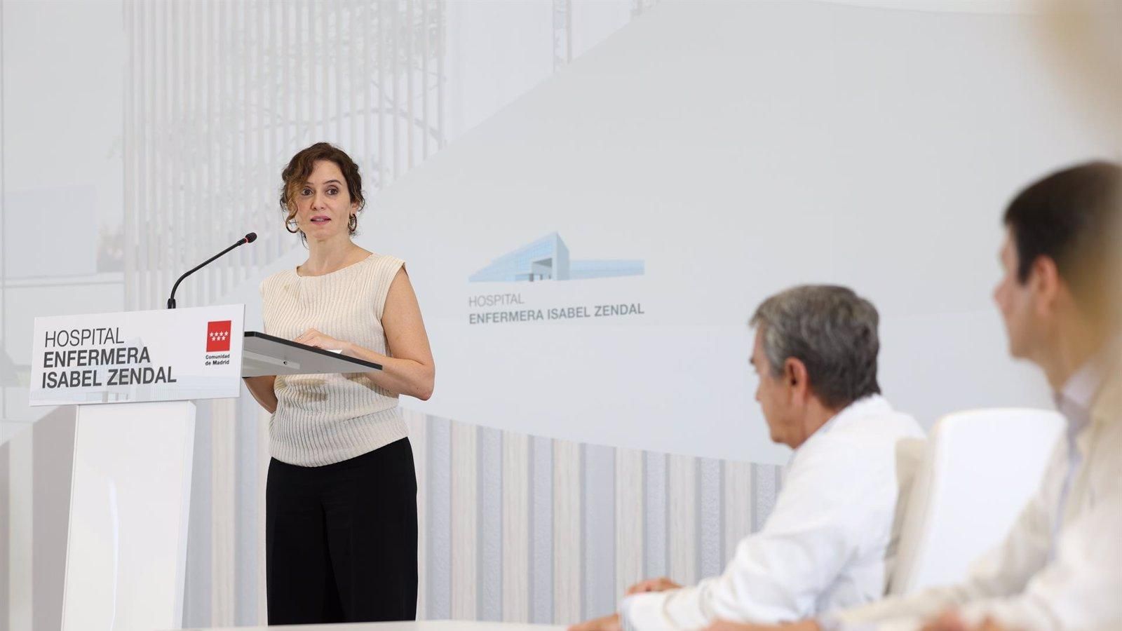 Ayuso reivindica el Zendal como referente en la atención a pacientes con ELA