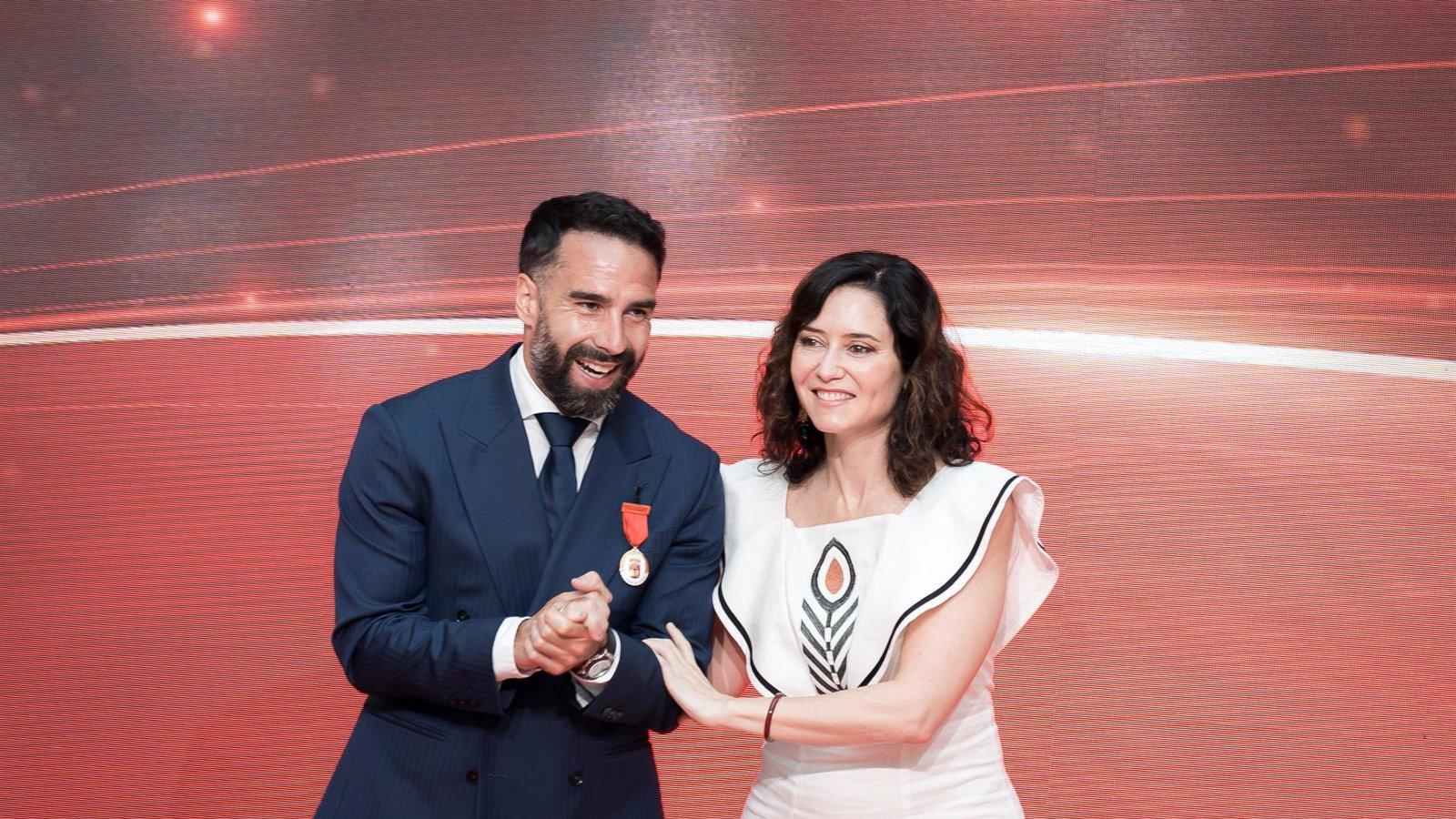 Ayuso entrega la Medalla de Oro de la Comunidad a  Carvajal