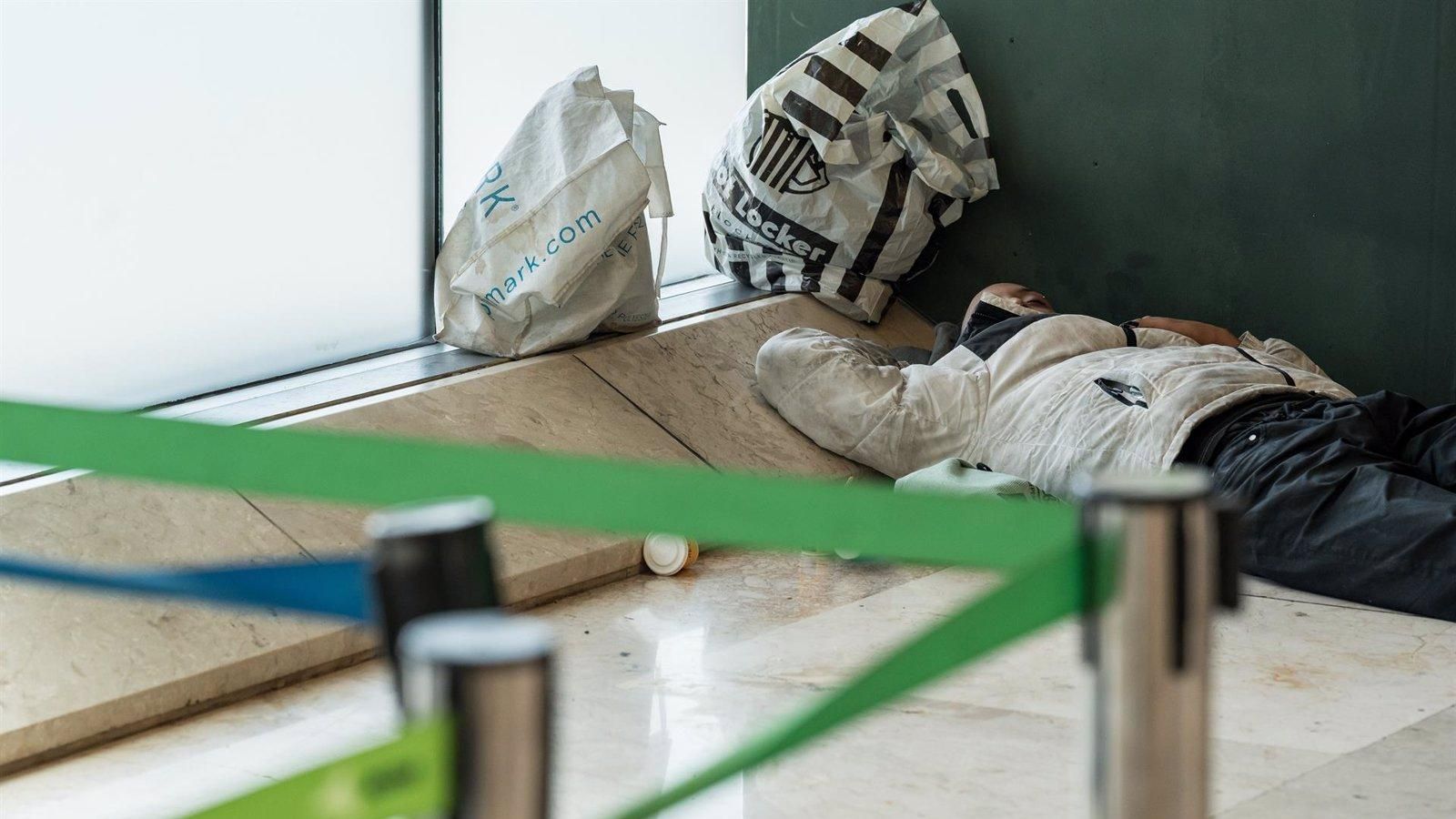 El capellán de Barajas pide diálogo y alternativas para las personas sin hogar que pernoctan en el aeropuerto