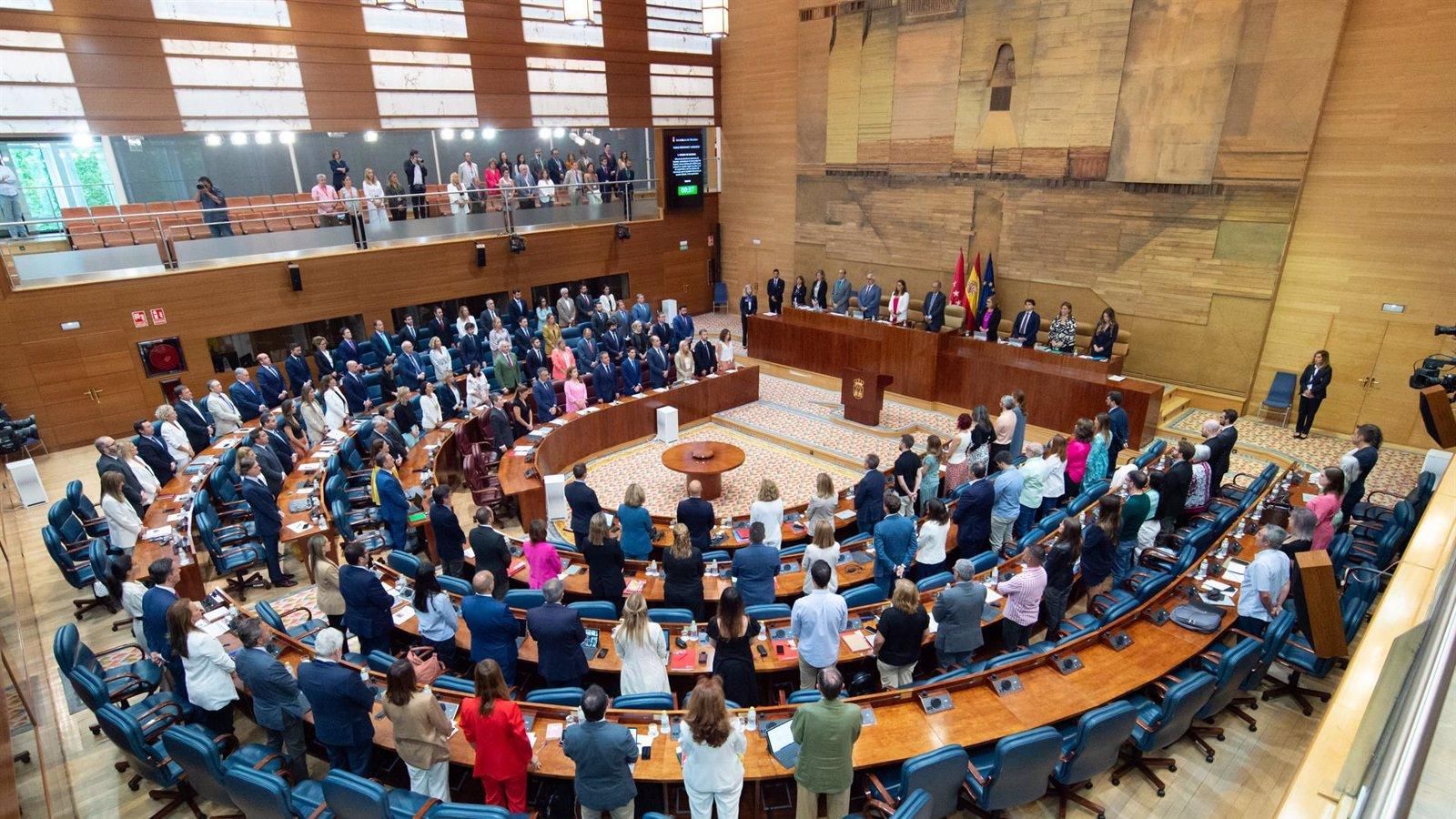 La Asamblea de Madrid aprueba reclamar más plazas MIR y un plan nacional para reforzar la Atención Primaria