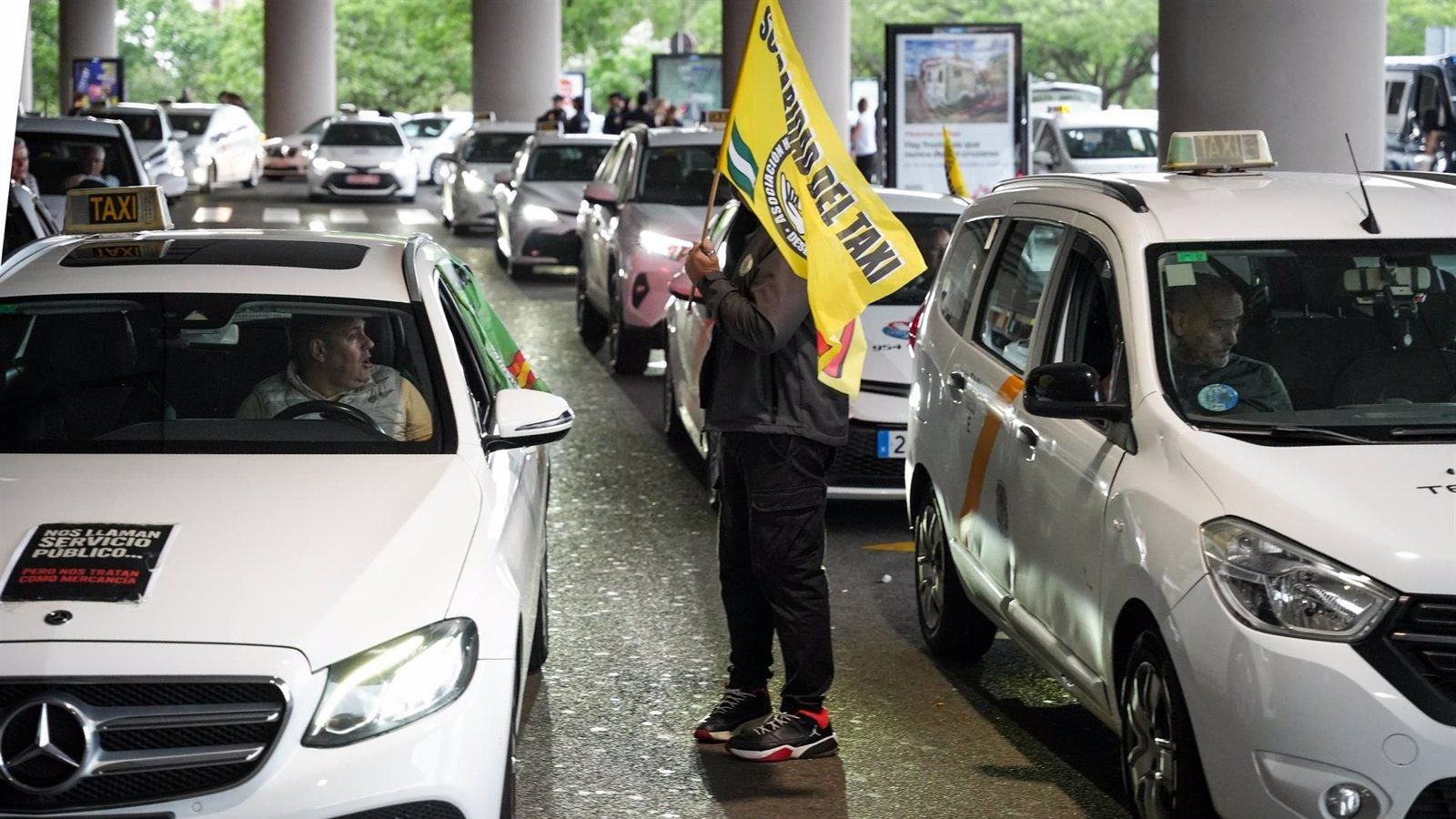 Los taxistas anuncian movilizaciones contra la concesión masiva de licencias VTC a Cabify