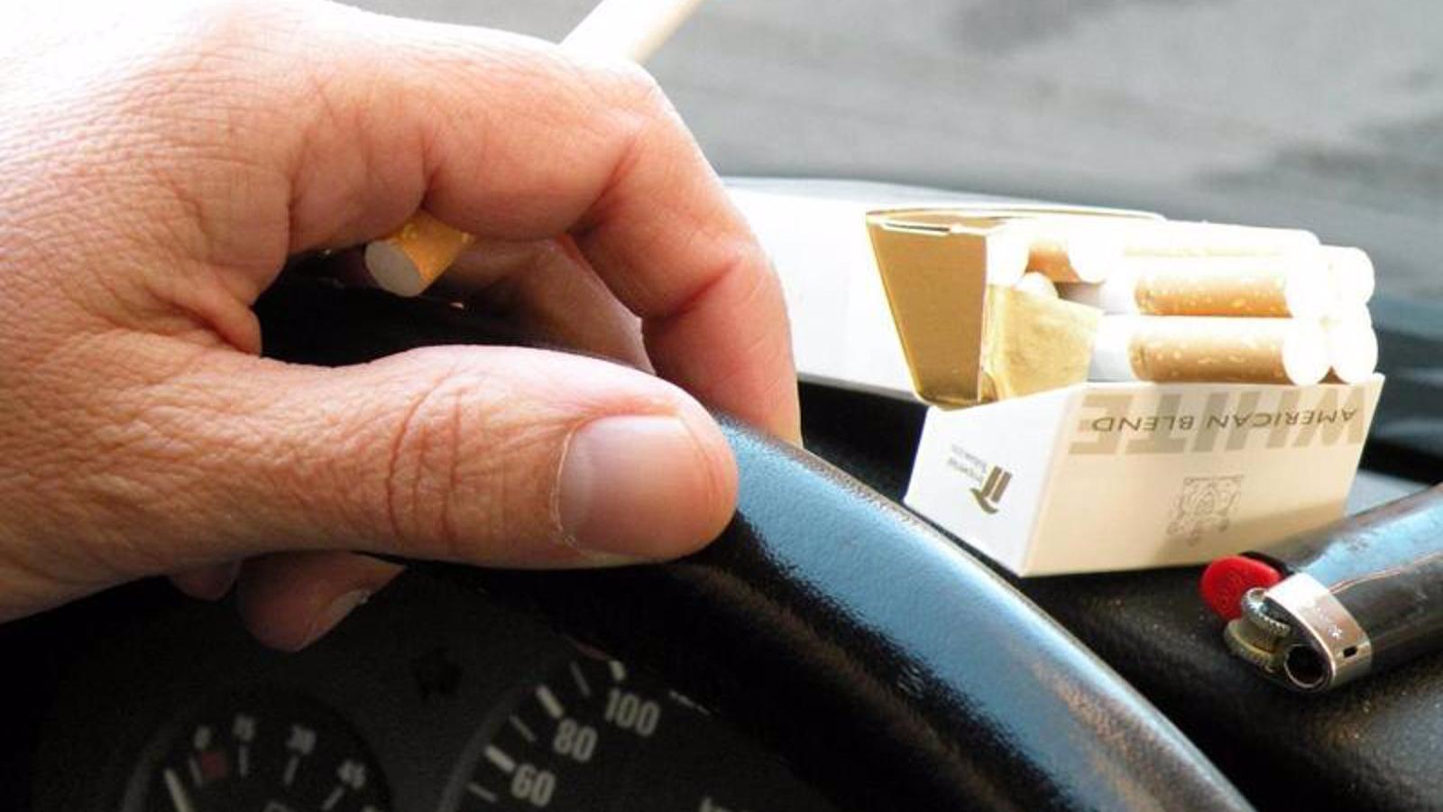 Sanidad prohibirá fumar en vehículos de uso laboral, piscinas públicas, campus y exteriores de salas de fiestas