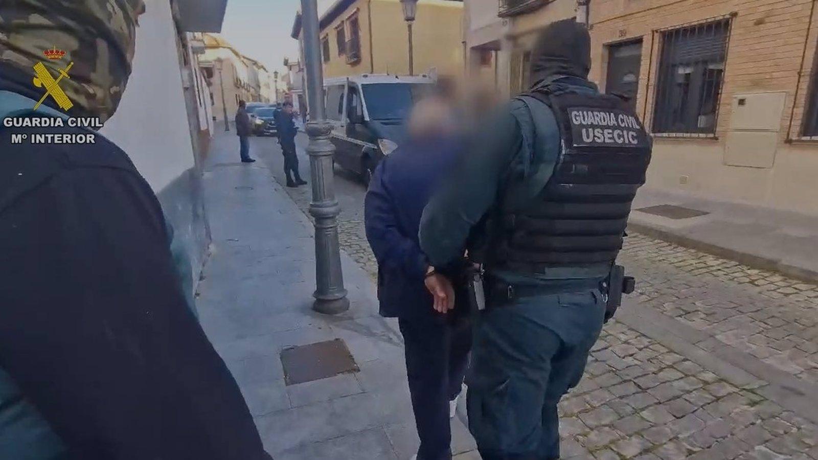 Detenido en Navalcarnero un hombre tras robar 76.200 euros en un banco con arma de fuego