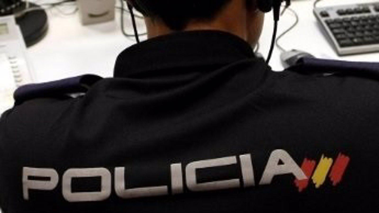 Detenido en Puente de Vallecas por sustraer una cadena de oro a una mujer mediante un tirón