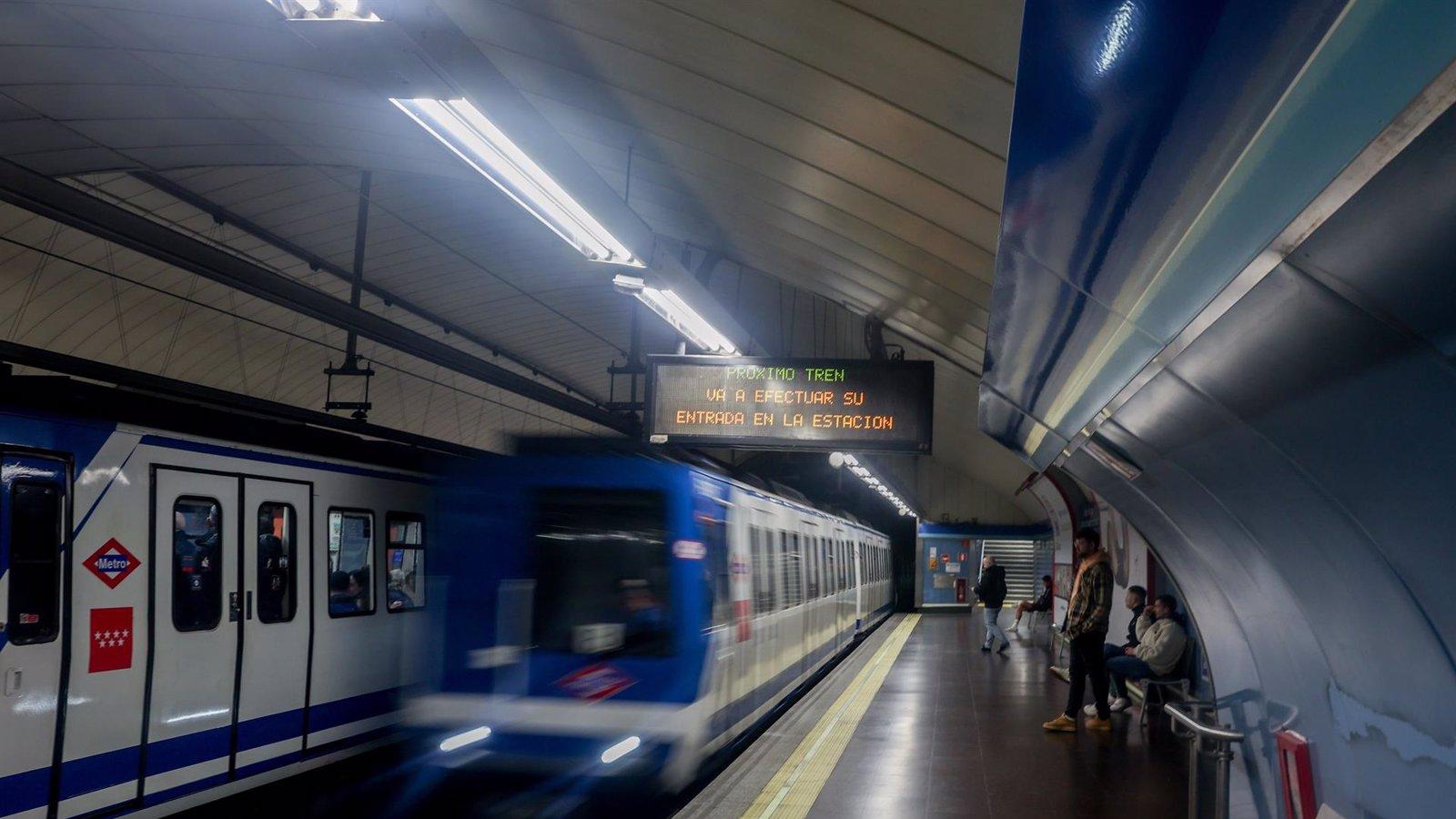 Un hombre sufre heridas graves tras ser atropellado por un tren en la línea 2 del Metro