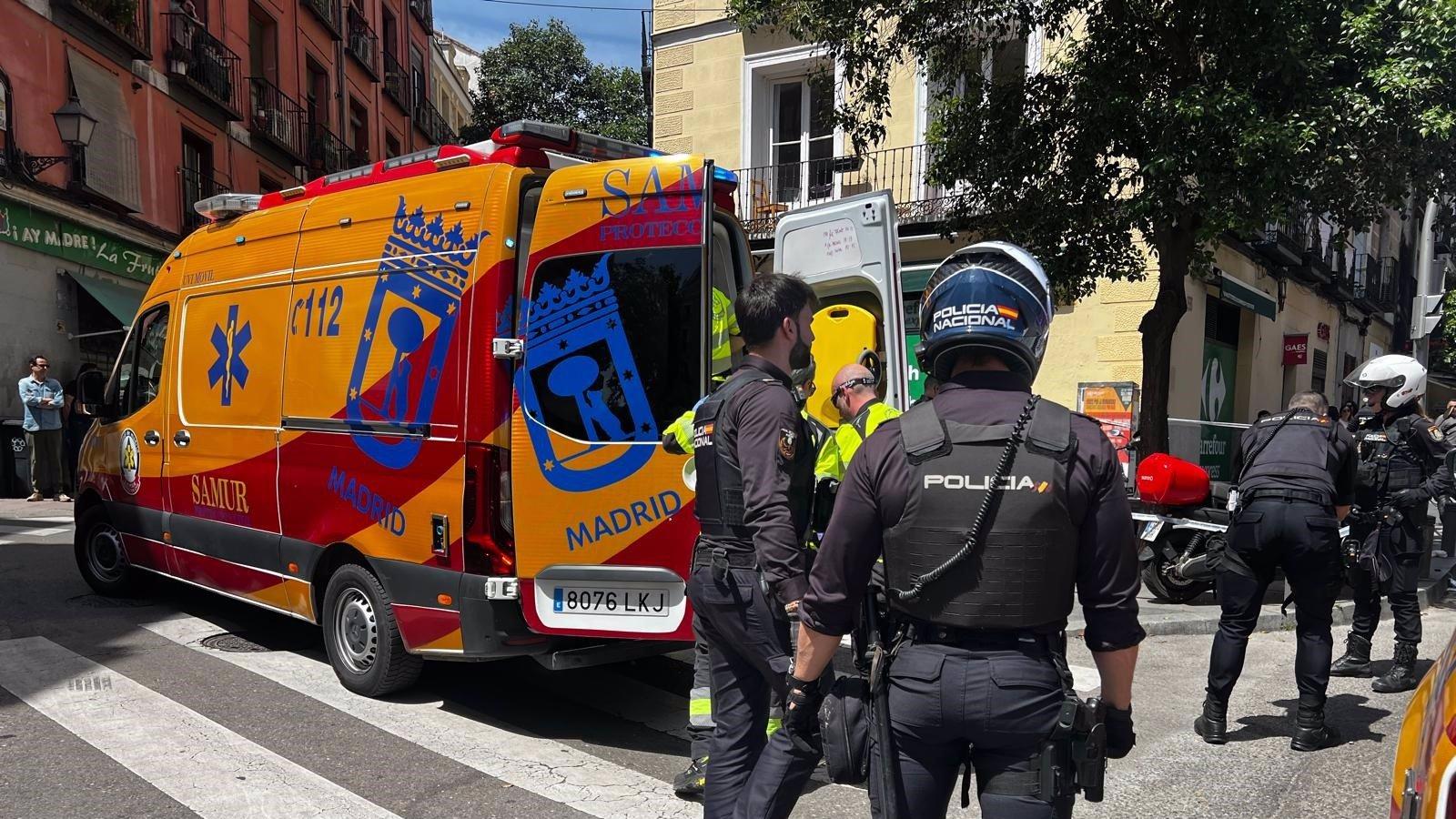 Un joven en estado grave tras ser apuñalado en el cuello en la calle Toledo de Madrid