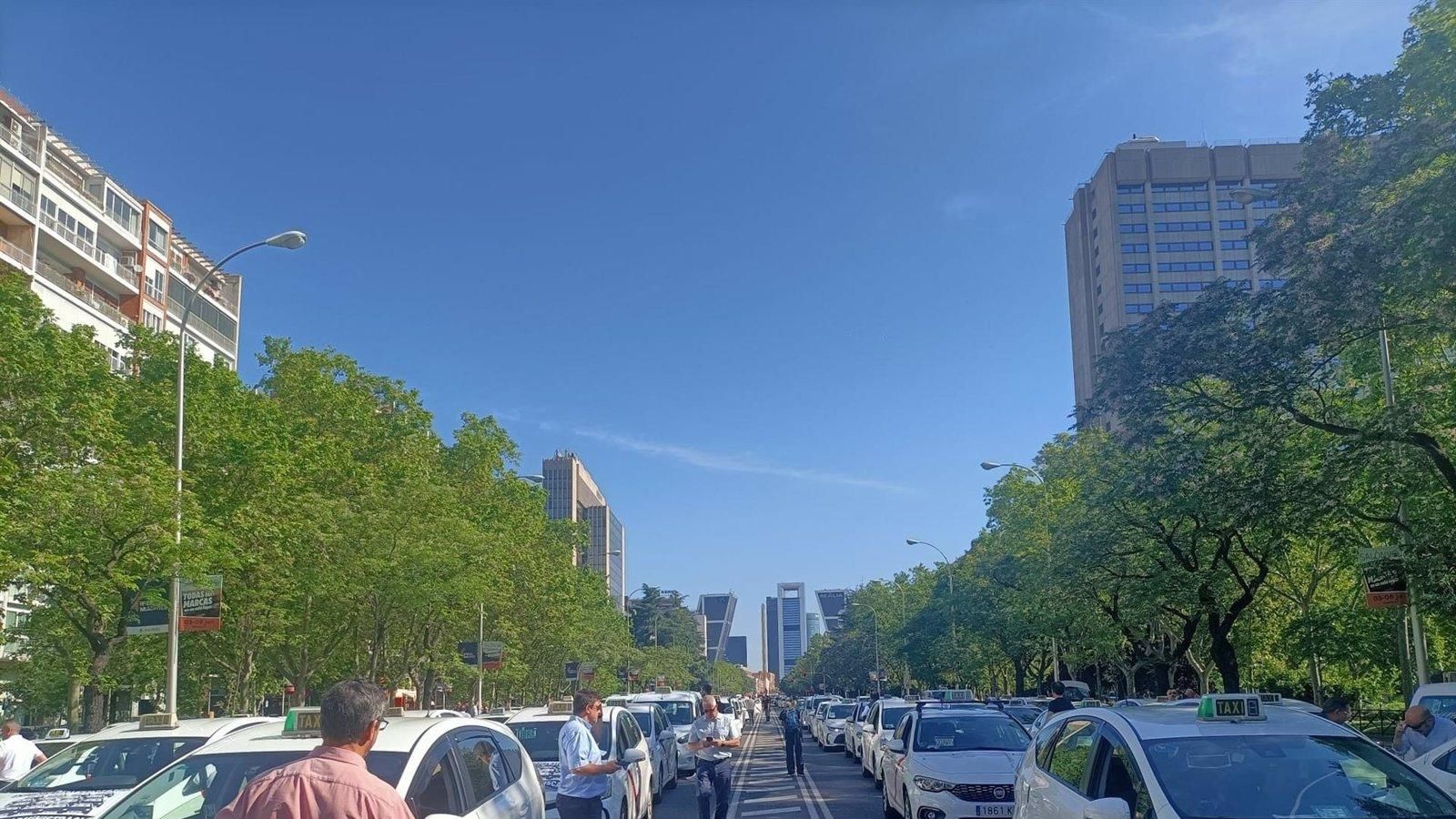 El sector del taxi se moviliza en Madrid contra la concesión masiva de licencias VTC a Cabify