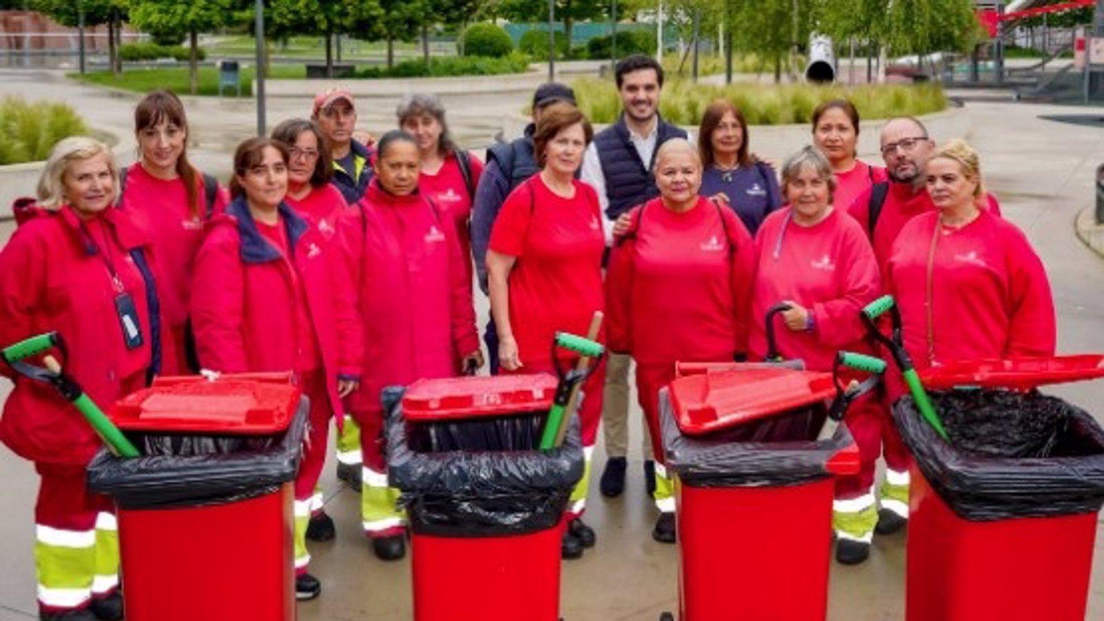 Torrejón de Ardoz capacita a desempleados para la limpieza de excrementos caninos